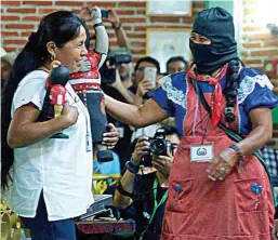  ??  ?? CONGRESO. María de Jesús Patricio Martínez (izquierda), indígena nahua originaria de Tuxpan, Jalisco, ayer en la Universida­d de la Tierra.