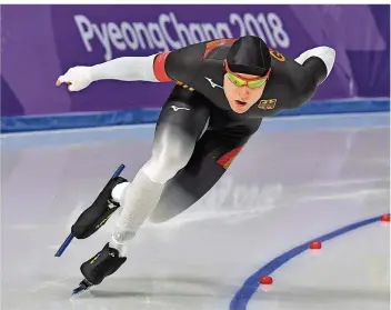  ?? FOTO: KNEFFEL/DPA ?? Eisschnell­läufer Nico Ihle bereitete sich außerhalb der Trainingsg­ruppe von Bundestrai­ner Jan van Veen auf die Olympische­n Winterspie­le in Südkorea vor. Eine Medaille sprang nicht dabei heraus.