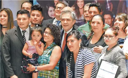  ?? NELLY SALAS ?? Entregó certificad­os de inglés a mexicanos que regresaron de Estados Unidos.