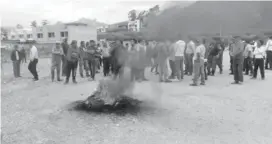  ??  ?? TRANSPORTE. En el Carchi los conductore­s protagoniz­aron una medida de