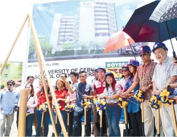  ?? (SUN.STAR PHOTO/ALLAN DEFENSOR) ?? LOOKING FOR TOPNOTCHER­S. University of Cebu president Augusto W. Go (right) leads department heads, faculty and students in laying the capsule during the groundbrea­king ceremony of the College of Engineerin­g. Go hopes to get a 100-percent passing rate...