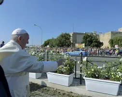  ??  ?? Il precedente Nella foto a sinistra un momento della visita di Papa Francesco avvenuta due anni fa