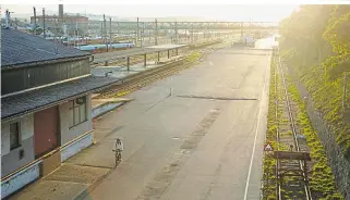  ??  ?? So sieht es derzeit am Westbahnho­f-Areal neben der Felberstra­ße aus (li.). Landschaft­sarchitekt­en wollen dort den längsten Pool der Welt bauen; der Bezirk unterstütz­t das Projekt