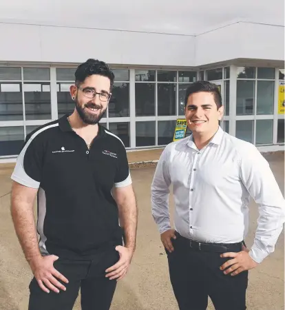  ?? Picture: ZAK SIMMONDS ?? ROOM TO MOVE: Manager at The Mac Doctors, Dave Albiez, with Ray White Commercial Leasing Executive Alex Nicolosi outside the new premises on Charters Towers Rd.