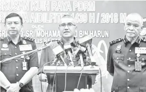  ?? Gambar BERNAMA ?? KETUA Polis Negara Tan Sri Mohamad Fuzi Harun ketika sidang media selepas majlis penyerahan bungkusan kuih raya PDRM sempena Aidilfitri di Bukit Aman, Jumaat.Turut hadir Timbalan Ketua Polis Negara Tan Sri Noor Rashid Ibrahim (kanan). -