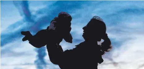  ?? FOTO: PATRICK PLEUL/DPA ?? Mutter mit ihrem Baby: Eine aktuelle Studie des Soziologen Wolfgang Hammer zeigt eine gegen Mütter gerichtete Rechtsprec­hung auf.