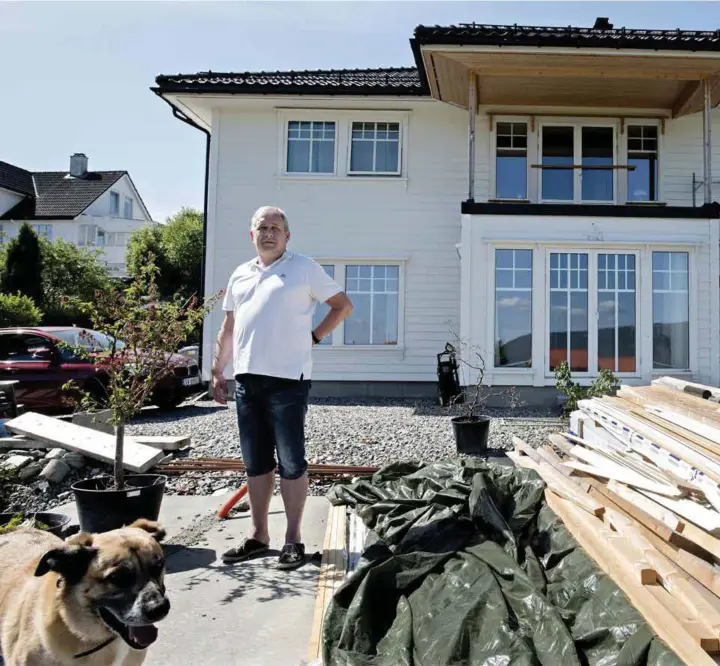  ??  ?? KONKURS: Arne Tangen har fått reist nytt hus på branntomte­n, men økonomiske problemer gjør at boligen ikke er ferdigstil­t.