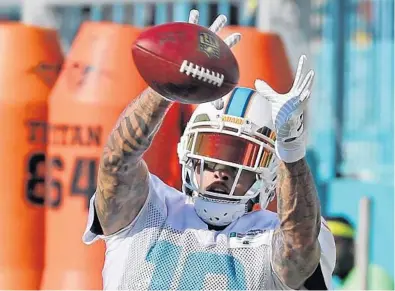  ?? CHARLES TRAINOR JR/AP ?? Dolphins wide receiver Kenny Stills, above, says the biggest adjustment with getting used to quarterbac­k Jay Cutler has been decision making. Says Stills about Cutler: “He’ll throw it to anybody at any point in time.”