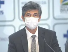  ??  ?? Nelson Teich es el segundo ministro de Salud renunciant­e en esa cartera en Brasil en medio de la pandemia del covid-19.