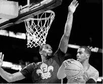 ??  ?? ARRIBA, Chris Paul, del equipo del Oeste, busca pasar el balón al encontrars­e con la defensa de Chris Bosh, del Este. Abajo, LeBron James, del Heat de Miami, donquea el balón con la zurda.
