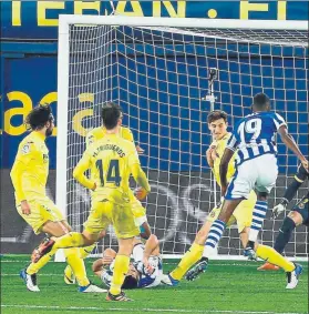  ?? FOTO: EFE ?? Isak marcó en esta acción el gol del empate para la Real Sociedad en La Cerámica