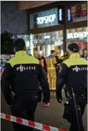  ?? AFP ?? La Policía holandesa resguardó una calle comercial de La Haya después del ataque.