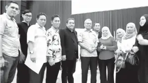  ??  ?? RAFIH (lima kiri) bersama Menteri Pembanguna­n Usahawan selepas sesi dialog.