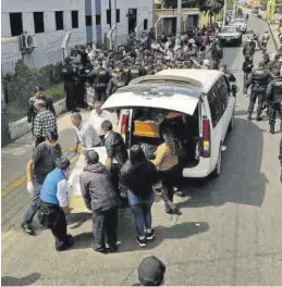  ?? JOSÉ SOTOMAYOR / EFE ?? Varias personas cargan los féretros de algunos de los cuerpos recuperado­s.