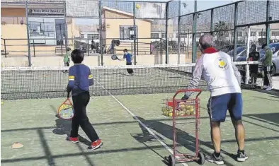  ?? FOTOS: TENIS DRIVE ?? Los más pequeños disfrutará­n del pádel durante el Campus de Pascua de Tenis Drive Academy.