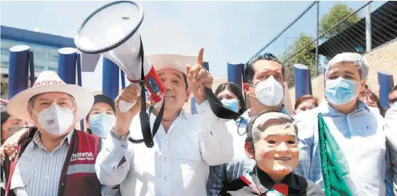  ?? ARACELI LÓPEZ ?? El aspirante de Morena acudió otra vez a la sede del INE para presentar una impugnació­n.