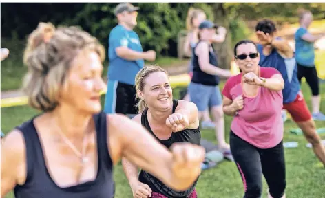  ?? FOTO: RALPH MATZERATH ?? Und nun die Linke: Outdoor-Training unter Langenfeld­s Himmel gefällt auch Isabel Klaas.