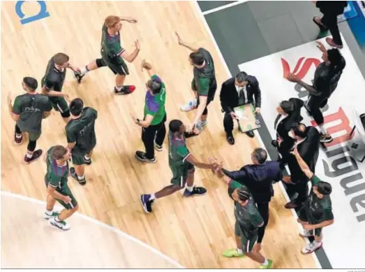  ?? ACB PHOTO ?? Los jugadores del Unicaja se dirigen a un tiempo muerto en el Carpena.