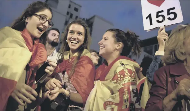  ?? PICTURE: AFP/GETTY IMAGES ?? 0 Young women with Spanish flags joined a rally backing Article 155 of the Spanish Constituti­on – allowing direct rule from Madrid – in Barcelona