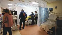  ?? NELVIN C. CEPEDA U-T ?? Personal atiende a un paciente en un hospital de Chula Vista en enero.