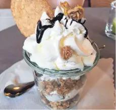  ?? FOTO: NYF ?? Ein Dessert, das es zum Schluss noch richtig krachen lässt: Eisbecher mit gerösteten und karamellis­ierten Nüssen und Sahne.