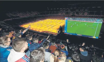  ?? FOTOS: PEP MORATA ?? El Camp Nou vivió una velada festiva con la proyección del Clásico en una pantalla gigante y numerosas actividade­s en el ‘hall’ de tribuna
