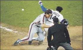  ?? The Associated Press file ?? Former Las Vegas Stars outfielder Kevin McReynolds, with the New York Mets in 1998 being blocked at home plate by then-Los Angeles Dodgers catcher Mike Scioscia.
