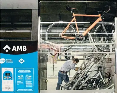  ??  ?? El espacio instalado en la estación de Parc Logístic requiere una tarjeta para poder acceder