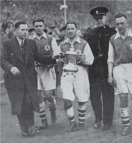  ??  ?? 0 Alex James holds the FA Cup after the 1936 final, in which a crowd of 93,000 saw Arsenal beat Sheffield United 1-0