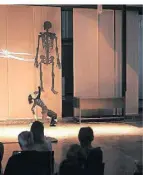  ?? FOTO: RICK ?? Miriam Röder tanzt im Knochenanz­ug „Belons Traum“.