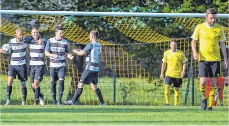  ?? FOTO: THOMAS SIEDLER ?? Des einen Freud, des anderen Leid: Während die Neresheime­r am Ende noch auf 5:5 stellten, stehen die Ebnater (gelbes Trikot) am Ende irgendwie wie der gefühlte Verlierer da.