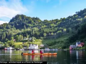  ??  ?? Noruega - actividad kayak en el fiordo de Hardanger