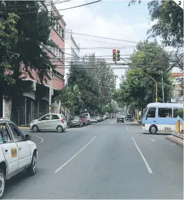  ??  ?? (1) La parroquia de la Inmaculada Concepción de María fue inaugurada en el año de 1797. (2) Así luce la segunda avenida de Comayagüel­a, también conocida como la Calle Real.