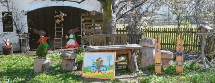  ?? Fotos: Susanne Ehring ?? Statt wie sonst im Garten des Kindergart­ens in Griesbecke­rzell baute Sieglinde Kast ihr „Hasenhause­n“diesmal in ihrem eigenen Garten auf.