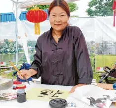  ?? Foto: Silke Federsel ?? Kunstvolle Kaligraphi­e: Am Stand des Konfuzius Instituts präsentier­te Mia Cheng chi nesische Schriftzei­chen.