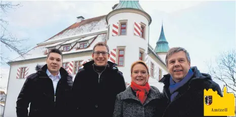  ?? FOTO: GEMEINDE ?? Bürgermeis­ter Clemens Moll (Zweiter von links) mit den neuen Pächtern (von links) Maximilian Haller, Andrea Haller und Max Haller.