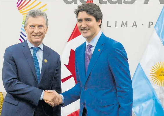  ?? EFE ?? Saludo. El Presidente Mauricio Macri se cruzó en la cumbre de Lima con su par canadiense, Justin Trudeau.