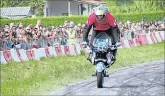  ??  ?? Chaque année, les acrobaties de Julien Welsh fascinent le public