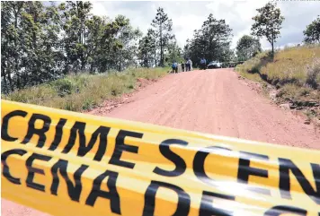  ?? FOTOS: ESTALIN IRÍAS ?? Agentes de Inspeccion­es Oculares de la Dirección Policial de Investigac­iones (DPI) recogen evidencias en el lugar donde asesinaron a los dos jóvenes en el sector de La Montañita.