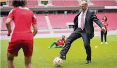  ??  ?? Kanzlerkan­didat Martin Schulz auf dem Rasen des 1. FC Köln.