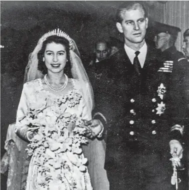  ?? BILD: SN/AP ?? Am 20. November 1947: Damals war sie noch Prinzessin: Elizabeth und Philip, Herzog von Edinburgh. Das Hochzeitsk­leid war mit 10.000 Perlen bestickt.