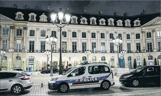  ?? IAN LANGSDON / EFE ?? Un cotxe de la policia va quedar estacionat a la plaça Vendôme, davant la façana principal de l’hotel Ritz ahir a la nit després de l’atracament