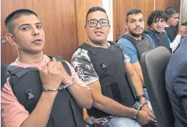  ??  ?? Acostumbra­dos a desafiar al poder, los acusados se mostraron despectivo­s y amenazante­s durante la primera audiencia del juicio