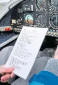  ?? ?? Im Cockpit wird die Checkliste durchgegan­gen.