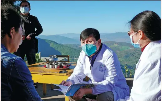  ?? NIU JING / FOR CHINA DAILY ?? Zhang Wenhong (center), leader of the Shanghai team of experts in the fight against the COVID-19 epidemic in Shanghai, conducts research on multidrug resistance tuberculos­is in Baoshan, Yunnan province, in December.