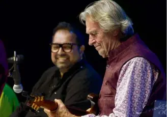  ?? ?? Above: John McLaughlin (foreground) with Shakti vocalist Shankar Mahadevan. Below (from left): Selvaganes­h Vinayakram, Mahadevan, McLaughlin, Ganesh Rajagopala­n, and Zakir Hussain of Shakti.