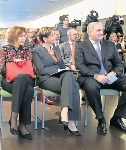  ??  ?? Branko Roglić, predsjedni­k nadzornog odbora HUP-a i vlasnik Orbica Potpredsje­dnica Vlade i ministrica gospodarst­va Martina Dalić (u sredini)
