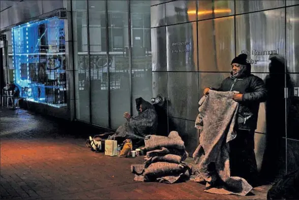  ?? THE WASHINGTON POST / GETTY IMAGES ?? La imagen de vagabundos durmiendo en las calles del centro de Washington DC se ha convertido en habitual