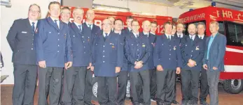 ?? FOTO: DIANA SCHWARZ ?? Diese Aichstette­ner Feuerwehrm­änner wurden für ihr Engagement befördert oder geehrt. Links Kreisbrand­meister Norbert Fesseler.