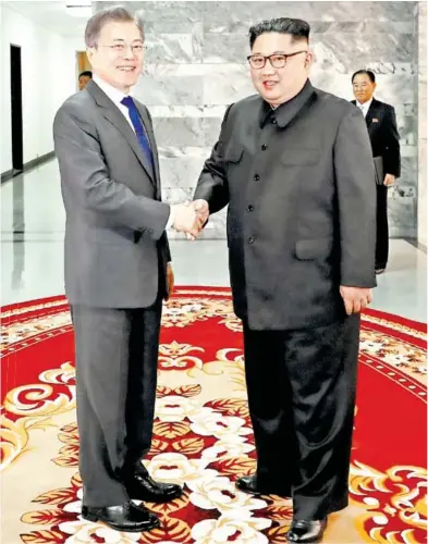  ?? /AFP ?? El líder del Norte, Kim Jung-un, y el pr presidente del Sur, Moon Jae-in, se re reunieron en Panmunjom